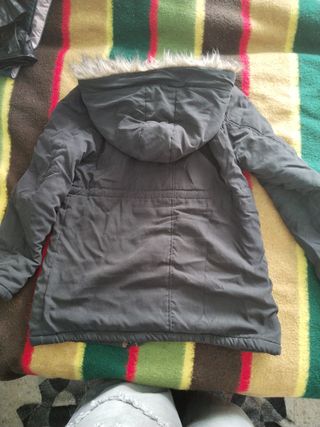 Abrigo gris con capucha y pelo