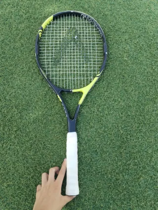Raqueta de tenis negra y amarilla