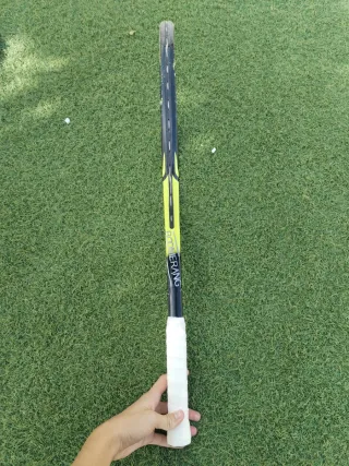 Raqueta de tenis negra y amarilla