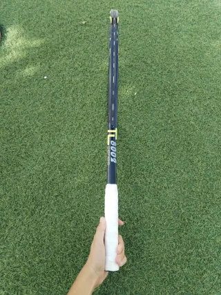 Raqueta de tenis negra y amarilla