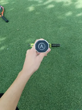 Raqueta de tenis negra y amarilla