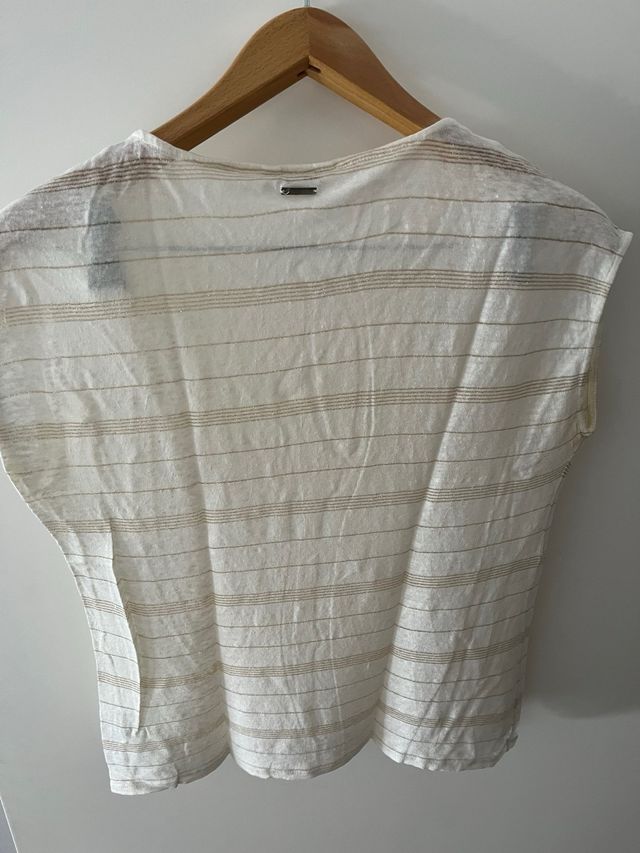 Camiseta de rayas doradas y blancas