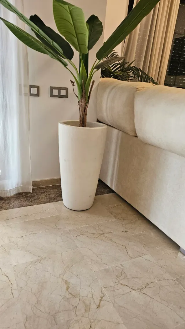 Macetero de barro cocido beige