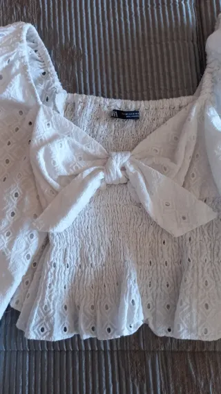 Blusa Zara blanca con lazo y volantes