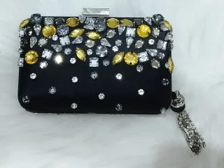 Bolso clutch apliques metálicos. Chesco.
