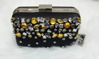 Bolso clutch apliques metálicos. Chesco.