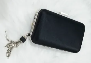 Bolso clutch apliques metálicos. Chesco.