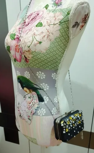 Bolso clutch apliques metálicos. Chesco.