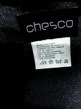 Bolso clutch apliques metálicos. Chesco.