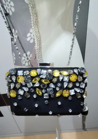 Bolso clutch apliques metálicos. Chesco.