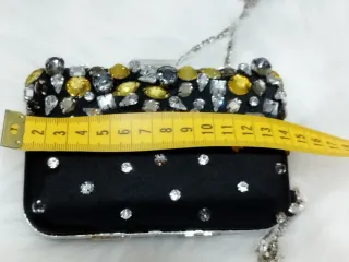 Bolso clutch apliques metálicos. Chesco.