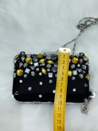 Bolso clutch apliques metálicos. Chesco.