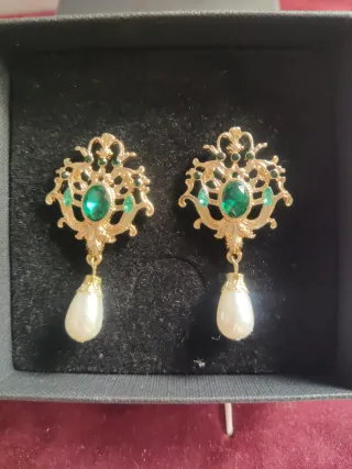 Pendientes dorados vintage con perlas y esmeraldas
