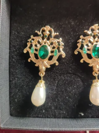 Pendientes dorados vintage con perlas y esmeraldas