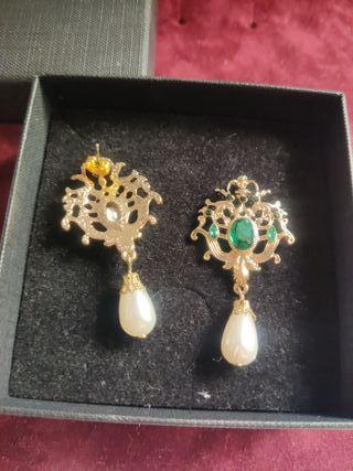 Pendientes dorados vintage con perlas y esmeraldas