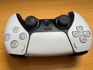 Mando PS5 MUY NUEVO con con funda