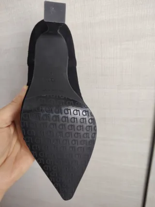 Sin estrenar .Zapatos Lodi Negros Talla 39 