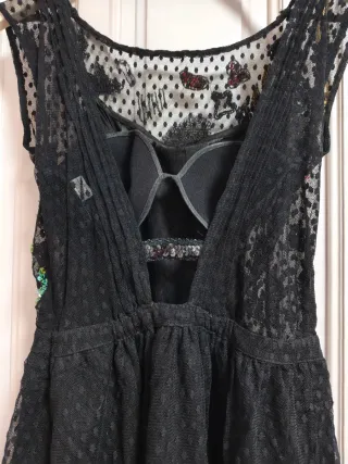 Vestido cóctel negro bordado con lentejuelas