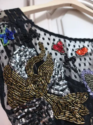 Vestido cóctel negro bordado con lentejuelas