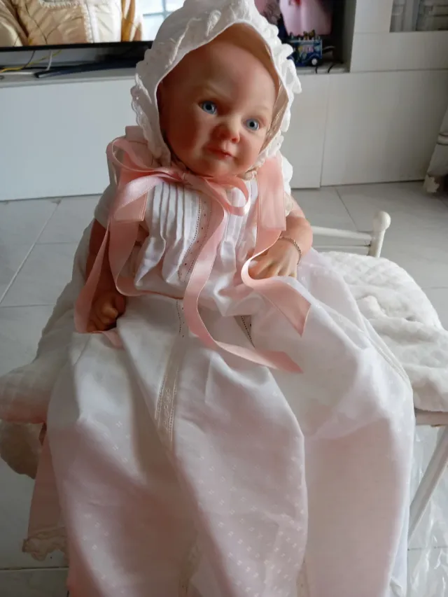 Vestido de bautizo blanco con lazo rosa