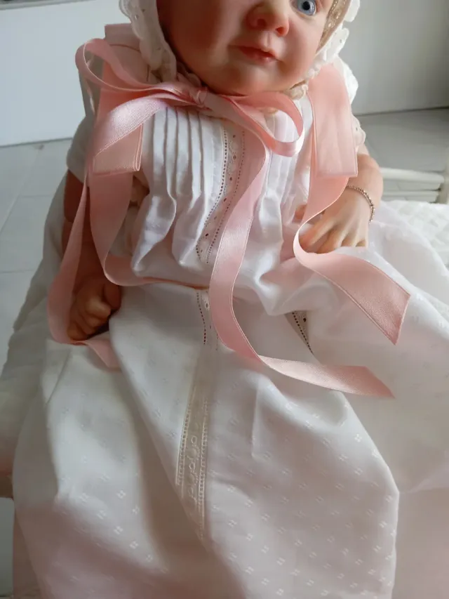 Vestido de bautizo blanco con lazo rosa