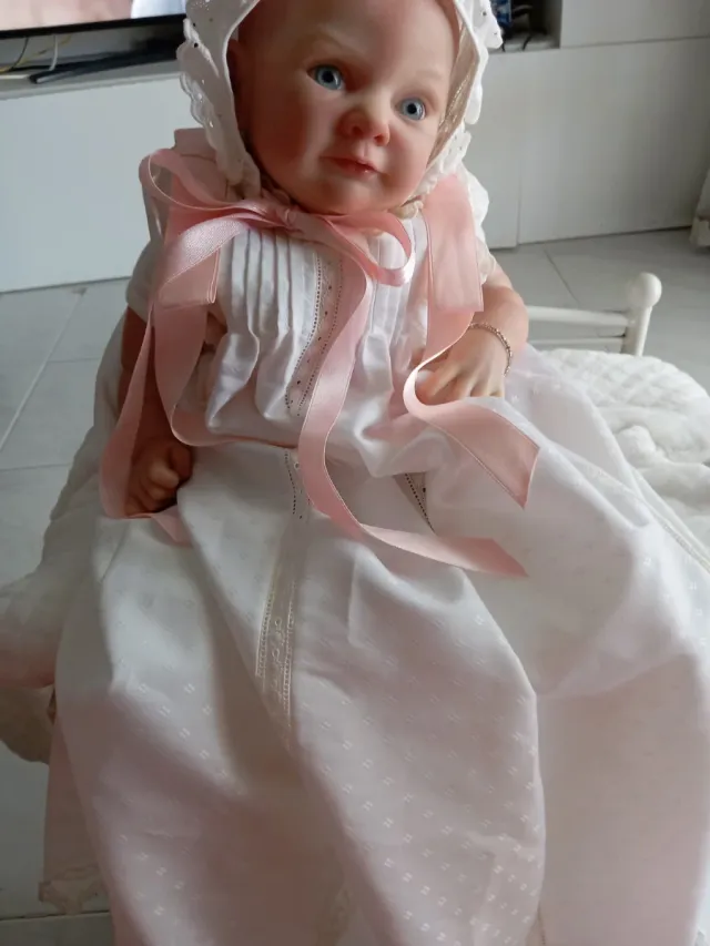 Vestido de bautizo blanco con lazo rosa