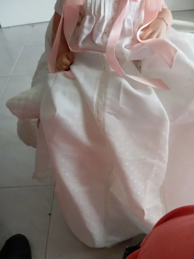 Vestido de bautizo blanco con lazo rosa