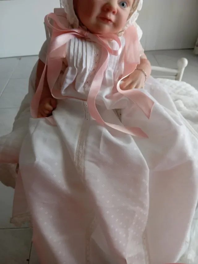 Vestido de bautizo blanco con lazo rosa