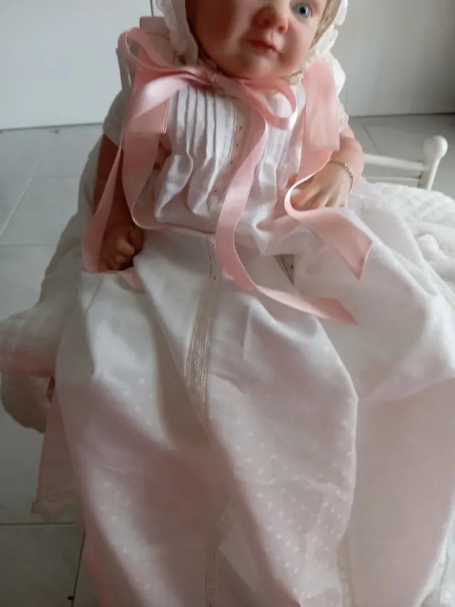 Vestido de bautizo blanco con lazo rosa