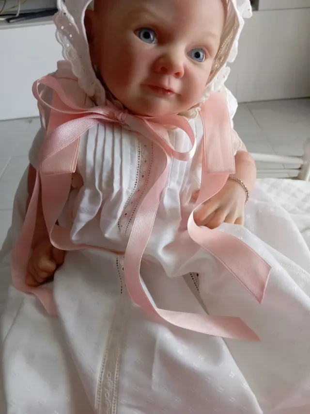 Vestido de bautizo blanco con lazo rosa