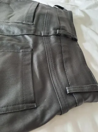 Pantalones negros acampanados