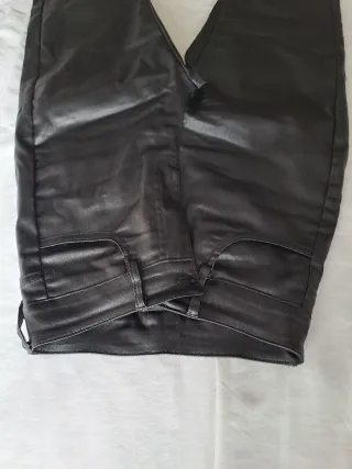 Pantalones negros acampanados