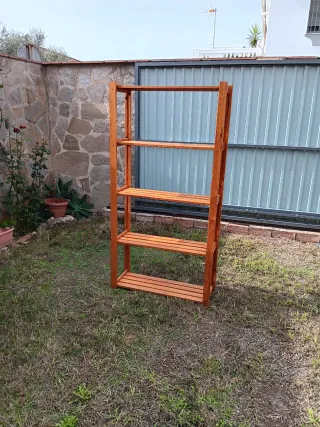 Estantería de madera pino barnizada