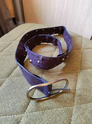 Cinturón de piel marrón con tachuelas