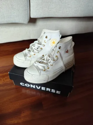 Converse blancas plataforma doradas