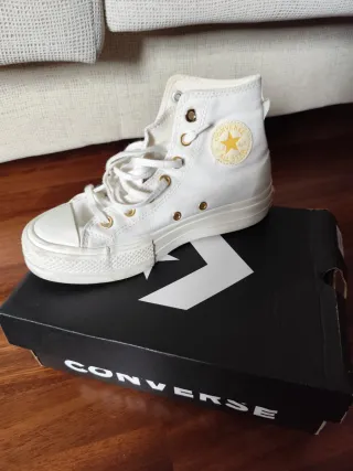 Converse blancas plataforma doradas