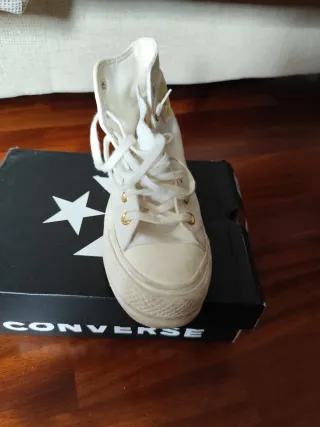 Converse blancas plataforma doradas