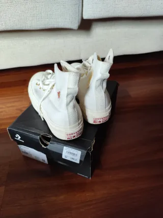 Converse blancas plataforma doradas