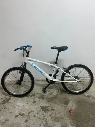 Bicicleta BTWIN blanca y azul