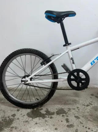 Bicicleta BTWIN blanca y azul