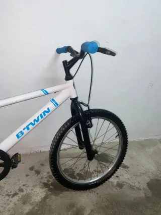 Bicicleta BTWIN blanca y azul