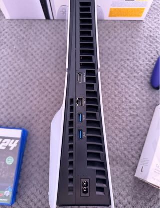 PS5 Slim con mando morado y juegos