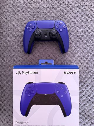 PS5 Slim con mando morado y juegos