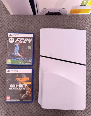PS5 Slim con mando morado y juegos