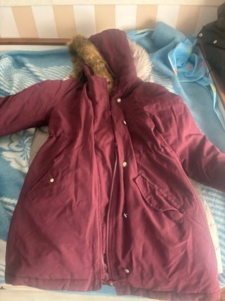 Chaquetón con capucha y pelo