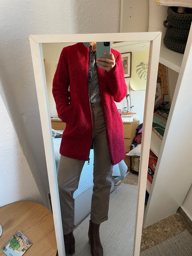 Abrigo rojo vivo