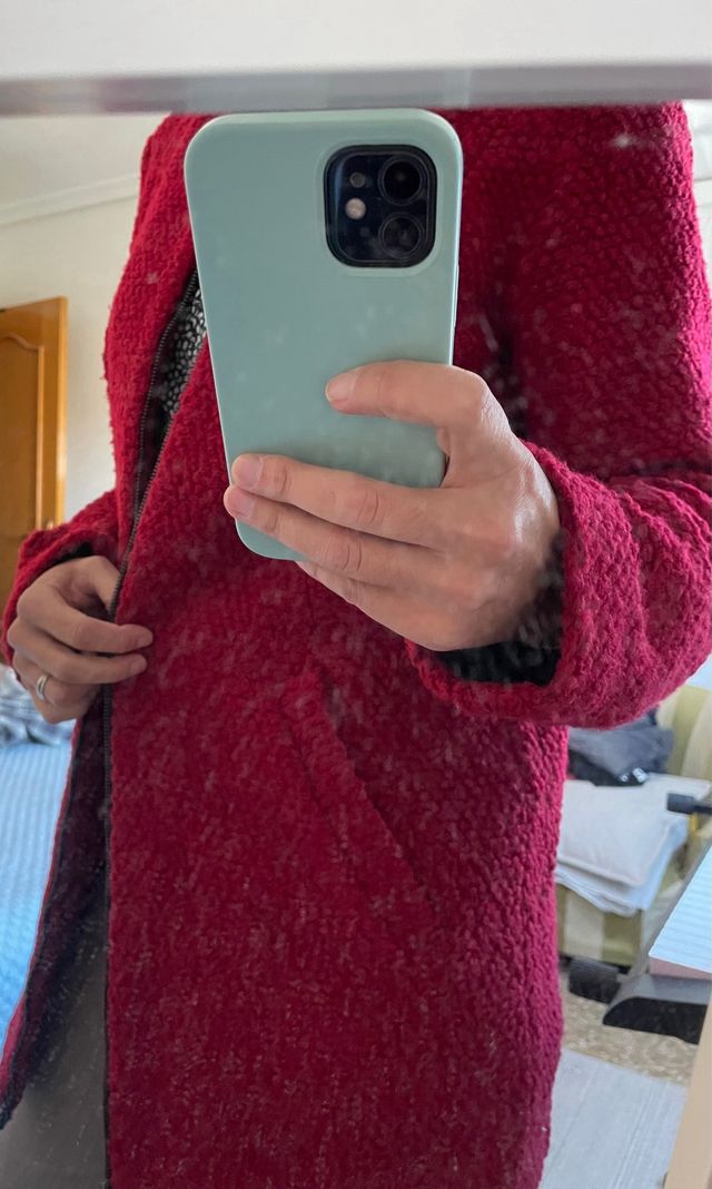 Abrigo rojo vivo