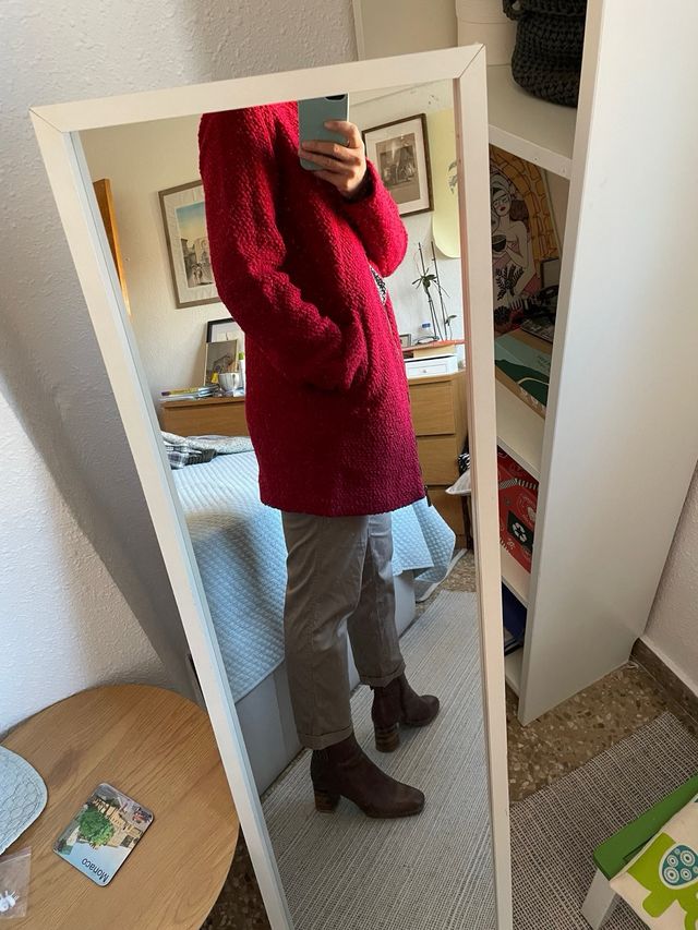 Abrigo rojo vivo