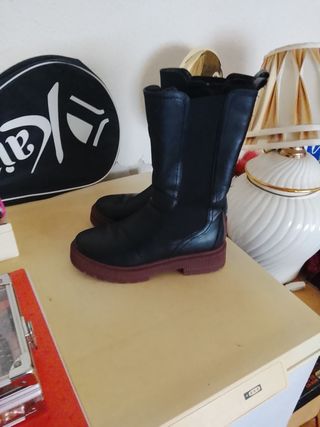 Botines negros con suela roja