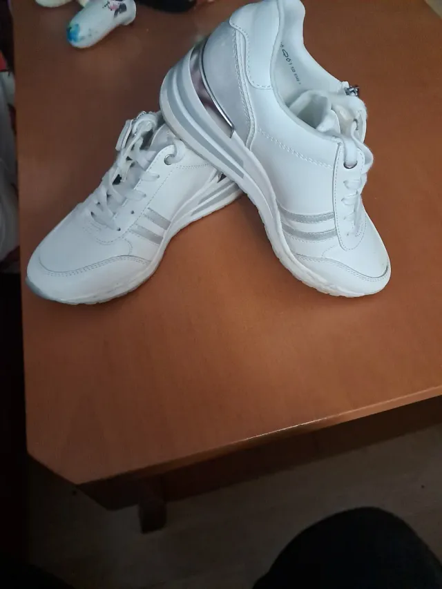 Zapatillas Blancas y Plateadas